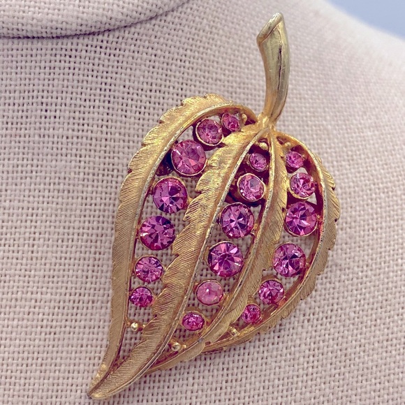 Vintage Textured  Gold Leaf Brooch/ Pin With Rows of Pink Rhinestones - Picture 5 of 5